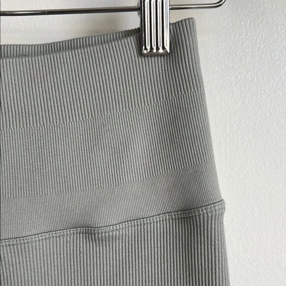 Spiritual Gangster Love Sculpt Seamless 7/8 Ruffle Legging - M/L - Picture 12 of 12